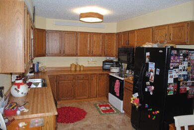 2513 W Fallcreek Ct, Grand Forks, ND 58201 - photo 2