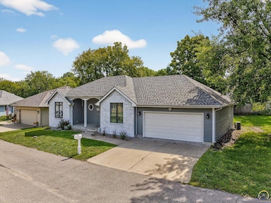 3724 SW Brook Lawn Cir, Topeka, KS 66610 - photo 5