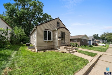 711 Hawthorne Ave S Ave, Sioux Falls, SD 57104 - photo 2