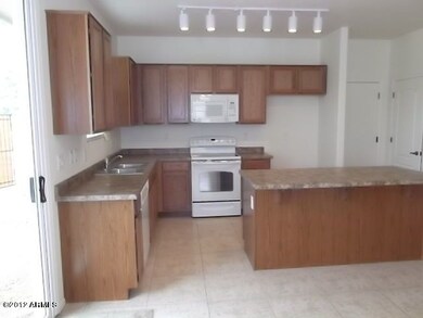4100 e Oakland nice kitchen with all app