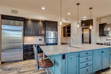 Renovated kitchen, prep sink in island, task/offic