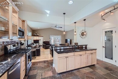 Kitchen features 2 sinks