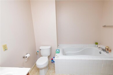 6882 Hunt Dr, Macungie, PA 18062 - photo 3