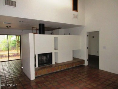 LIVING ROOM (2)