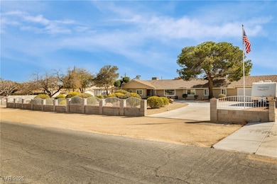 View of front of house featuring a fenced front ya