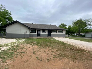 1101 W Lone Star Ave unit A, Cleburne, TX 76033 - photo 2