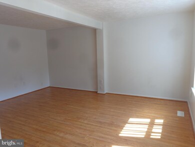 8123 Parkdale Ct, Springfield, VA 22153 - photo 5