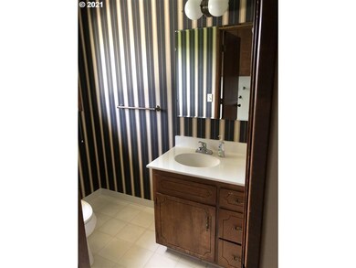 1575 Amberland Ave, Eugene, OR 97401 - photo 5