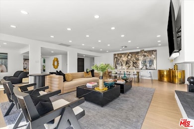 1650 Clear View Dr, Beverly Hills, CA 90210 - photo 4