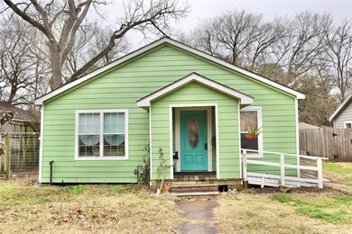 815 W Willis St, Alvin, TX 77511 - photo 3