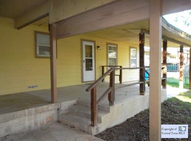 719 E Weinert St, Seguin, TX 78155 - photo 2