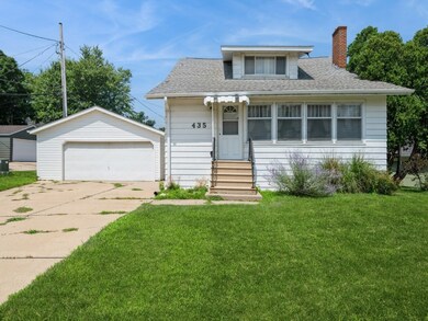 435 Forest Dr SE, Cedar Rapids, IA 52403 - photo 2