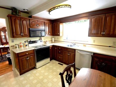 Kitchen. Deluxe cherry eat-in kitchen with stainle