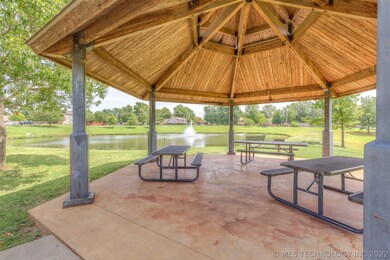 Beautiful Crescent Park is located just a few stre