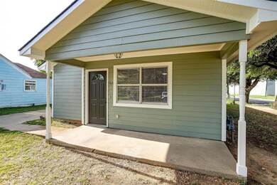 506 E Willingham St, Cleburne, TX 76031 - photo 2