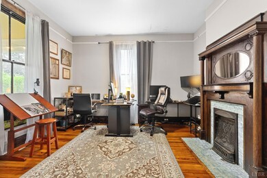 Spacious rooms, large windows and tall ceilings throughout the house create space and comfort.