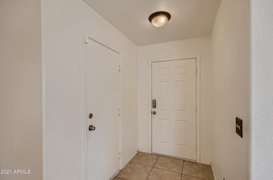 6-712212850-06 Foyer
