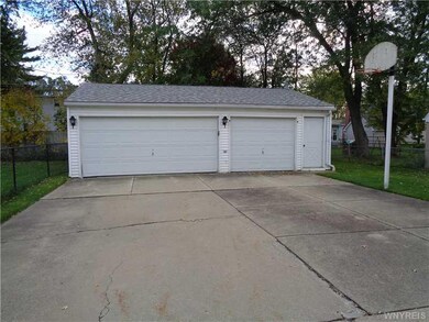 Garage 3-car garage 1 bay is headed