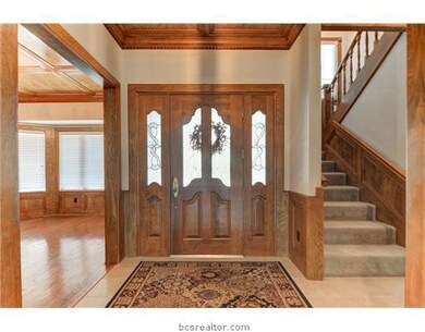 Entry/Foyer.