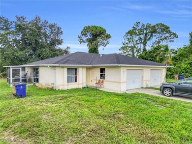 Ranch-style house featuring driveway, a garage, st