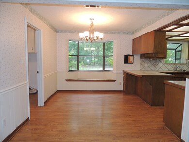 Breakfast rm with Bay window