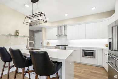 Kitchen Featuring a Kitchen Breakfast Bar.