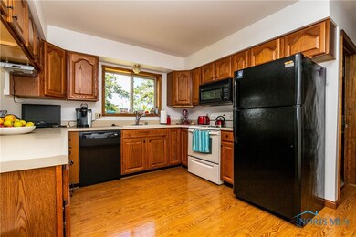 Kitchen works space has plenty of room to bake you