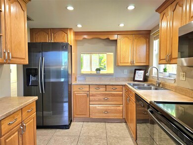 STAINLESS STEEL & BLACK APPLIANCES