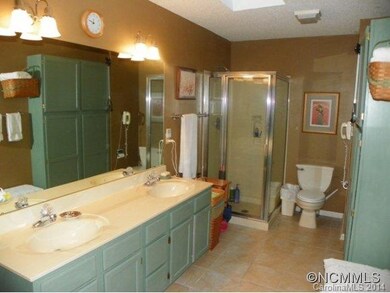 Master bath w/double sinks