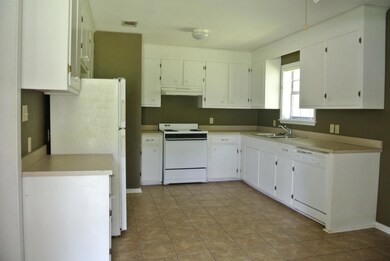 2 Jan Dr, Laurel, MS 39443 - photo 2