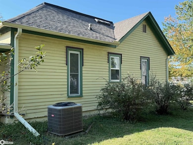 301 N 6th St, Fairfield, IA 52556 - photo 5