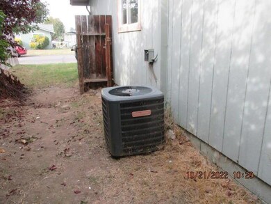 1135 SW Cottonwood St, Grants Pass, OR 97526 - photo 2