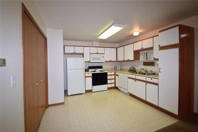4533 1st Ave SW unit 7, Cedar Rapids, IA 52405 - photo 3