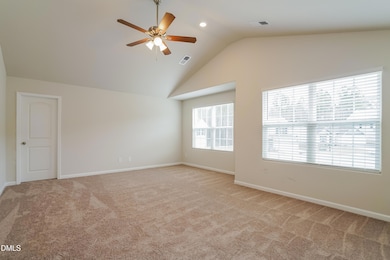 023-photo-primary-bedroom-12261236