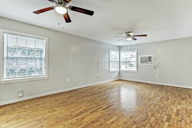 Massive Living Space - boats authentic Oak hardwoo