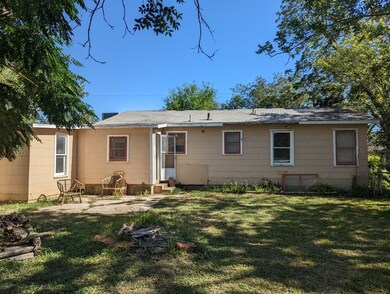 411 Fulton St, Fredericksburg, TX 78624 - photo 2