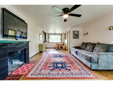 Living Room/Entrance