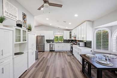 011_Casual Dining Area