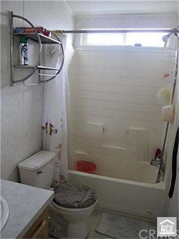 Full size tub in both bathrooms