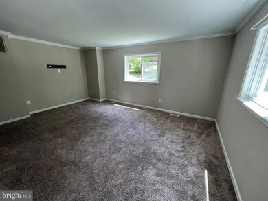 18402 Cedar Dr, Triangle, VA 22172 - photo 3