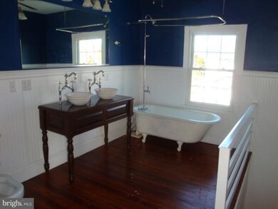 1056 E Queen St, Strasburg, VA 22657 - photo 5