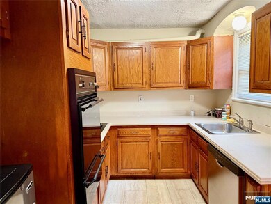 40 Dohrman Ave, Teaneck, NJ 07666 - photo 4