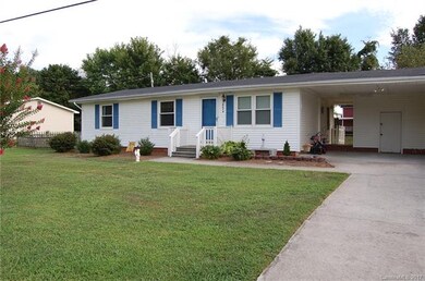 1CAR CARPORT WITH NICE SIZE UTILITY ROOM.