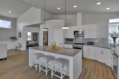 674 NW Rimrock Dr, Redmond, OR 97756 - photo 7