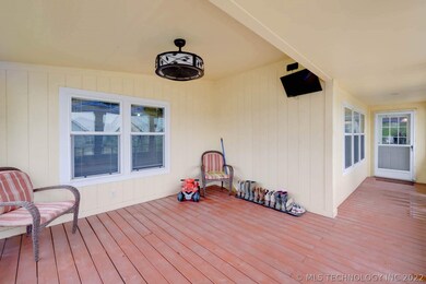 Super nice porch, big enough to enjoy the evenings