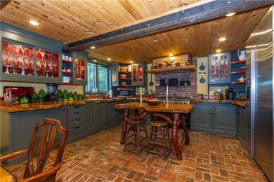 Wonderful chef's kitchen.