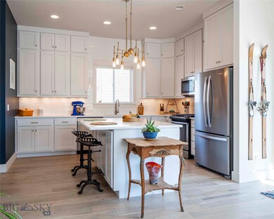 Upgraded cabinets - tile backsplash to ceiling