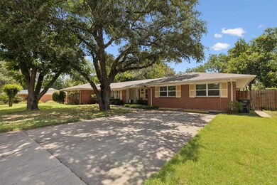 1215 Hilltop Dr, Cleburne, TX 76033 - photo 2