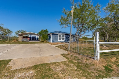 217 Cimarron Dr, Floresville, TX 78114 - photo 3