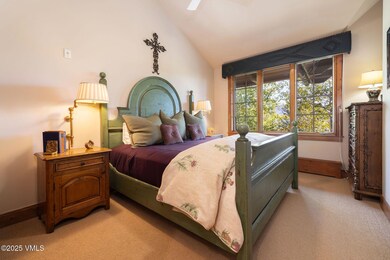 2509_bear_paw_c302_interior_bed02